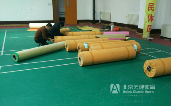 pvc羽毛球場地地膠怎么鋪設