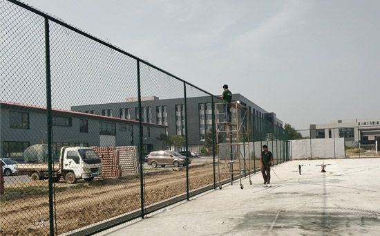 球場圍欄網安裝方法