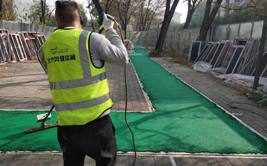社區塑膠顆粒步道地面是怎樣鋪裝